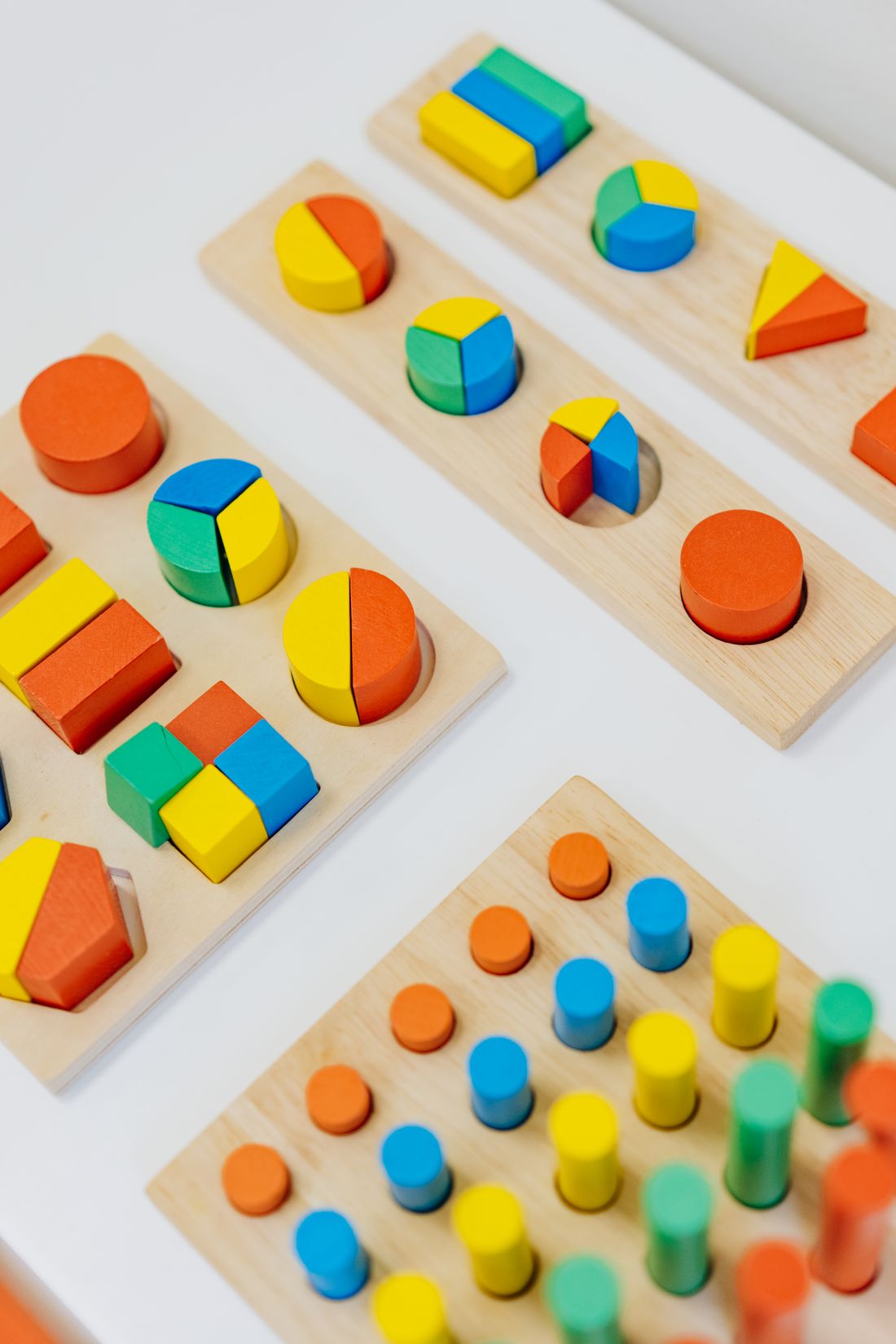Farbenfrohes Montessori-Lernmaterial aus Holz zum Sortieren von Formen und Farben